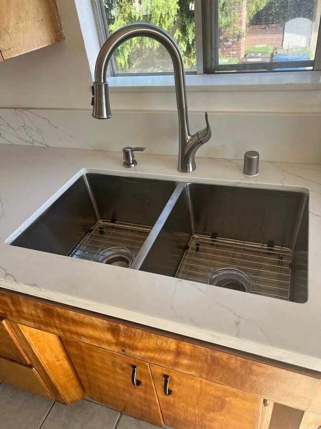 Foto del edificio - 1022 W 25th St