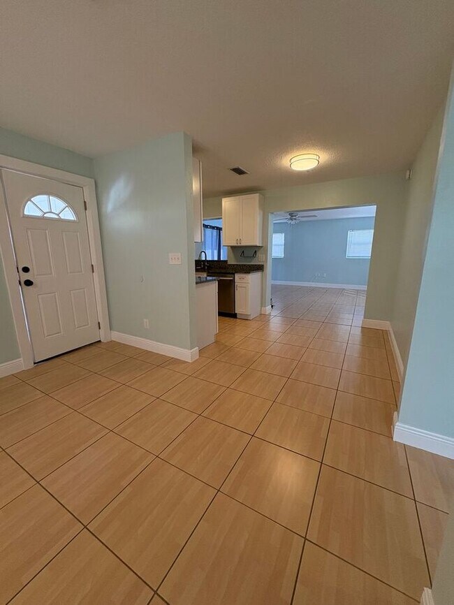 Foto del edificio - 3 Bedrooms on a fenced back yard and a sough after school zone Lawn Care included