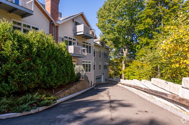 Building Photo - Fifteen Dix Street