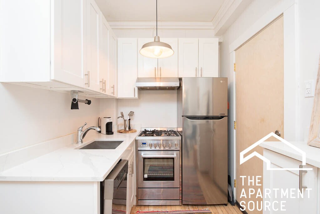 Primary Photo - 2324 N Lincoln Park W