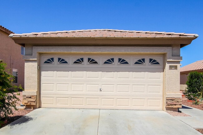 Building Photo - 12654 W Paradise Dr