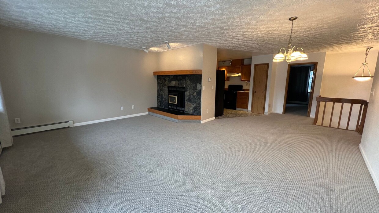 Foto principal - Beautifully maintained (3) bedroom, (2) ba...