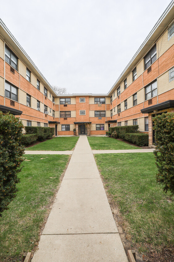 Primary Photo - 1654 W Pratt Blvd