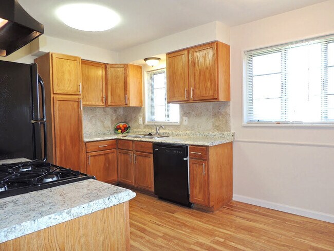 Building Photo - 245 E 262nd St