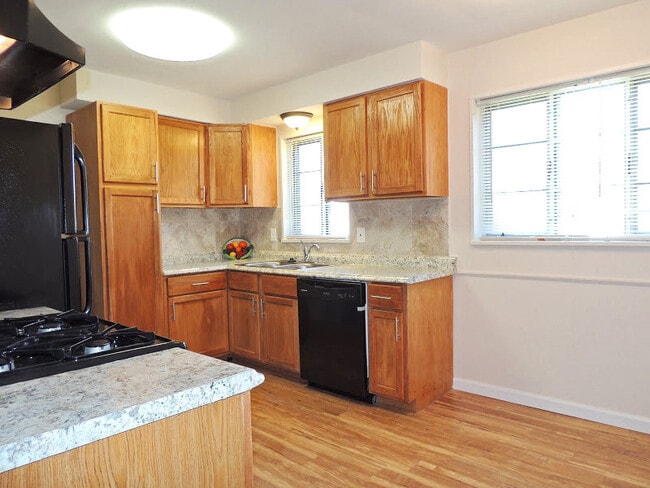 Building Photo - 3 Bed & 2 Full Bath Cape Cod for Rent!