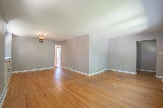 Building Photo - 3 Bed Home in the Heart of Whitefish Bay