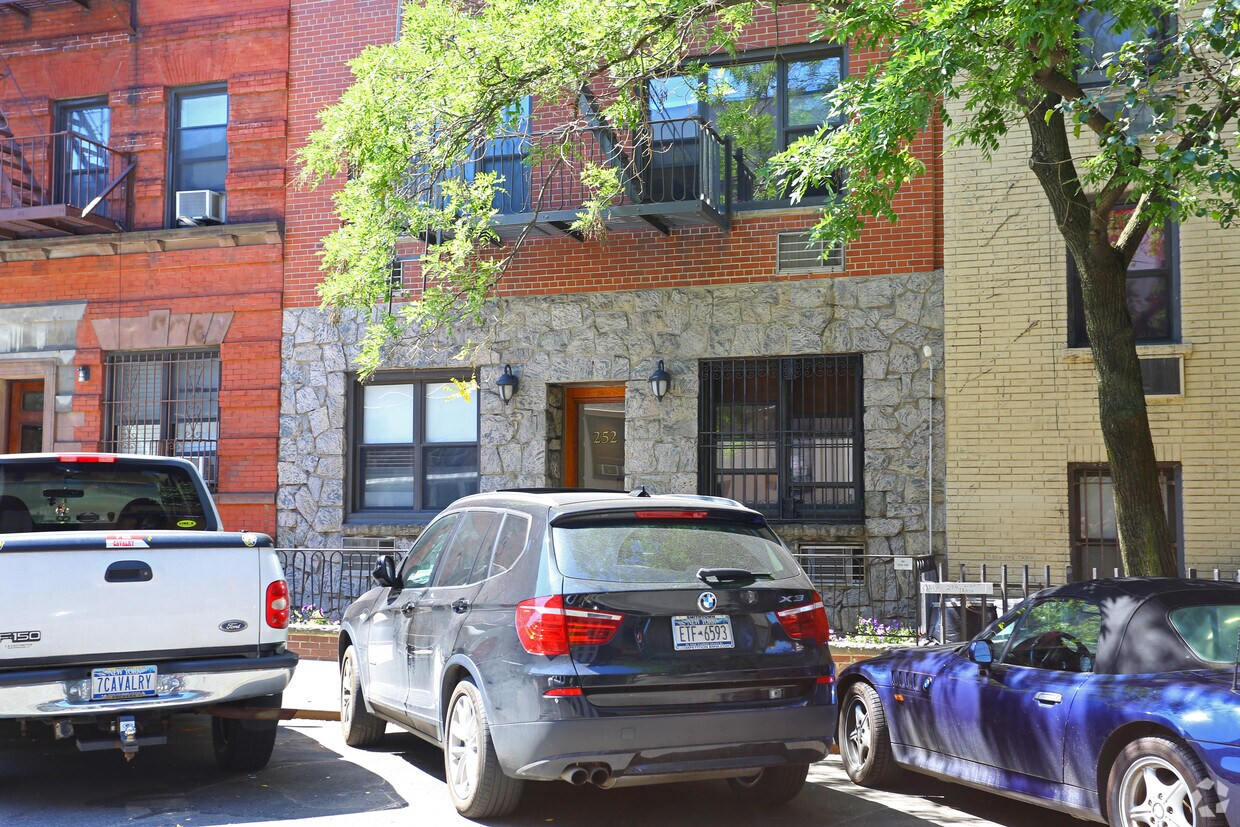 Building Photo - 252 W 20th St