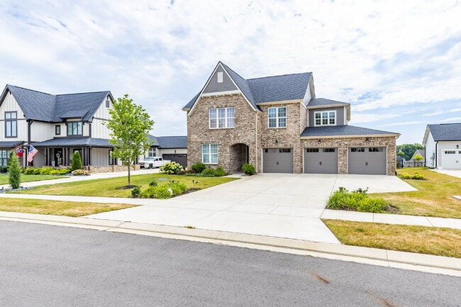 Building Photo - Gorgeous 5 bedrooms, 4 bathrooms in Colleg...