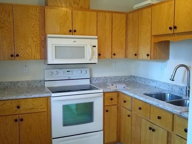 Building Photo - 852 Hadley Rd