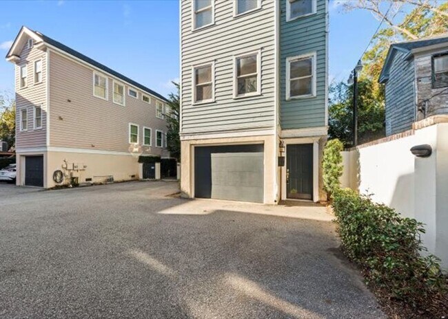 Foto del edificio - 2 Bedroom, 2.5 Bath Condo in Harleston Village of Downtown Charleston!