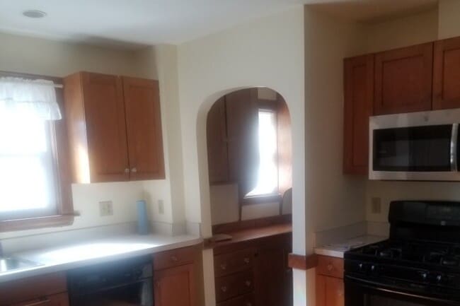 Building Photo - 33 Amsden St