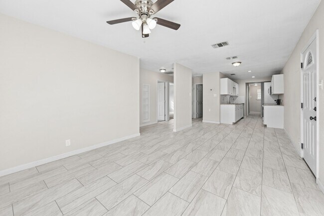 Building Photo - 915 Stonegate Dr