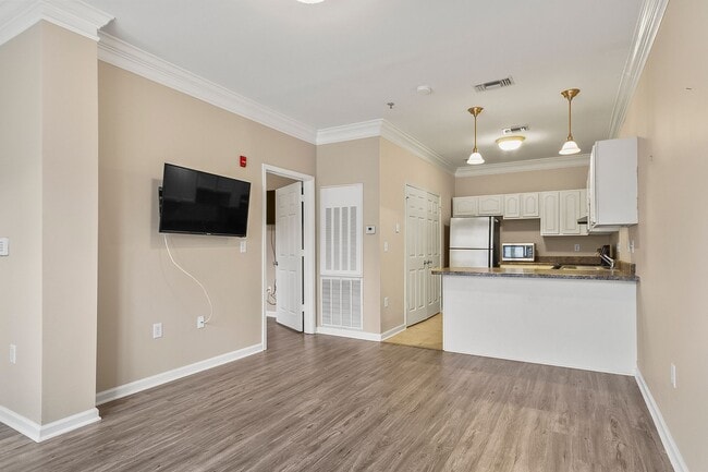 Foto del edificio - First Floor Capstone Quarters Available Now