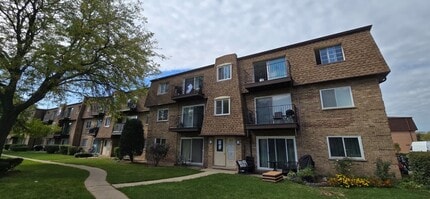 Building Photo - 9475 Bay Colony Dr