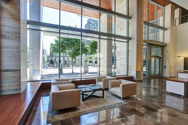Building Photo - Luxury Condo Located in The heart of the P...