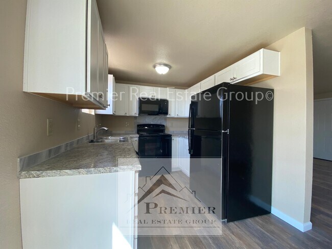 Building Photo - 550 Avenida Del Cielo