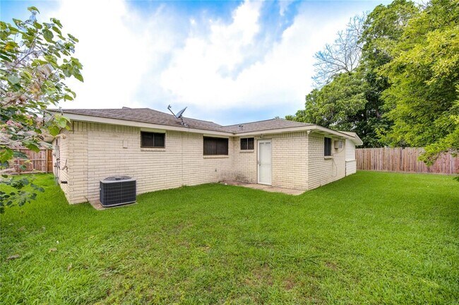 Foto del edificio - 16327 Edgemont Dr
