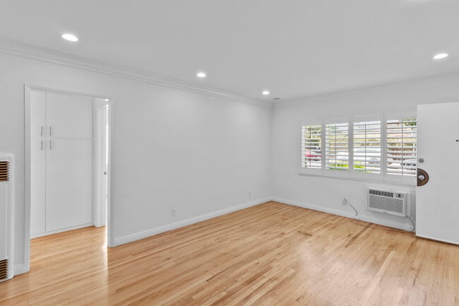 Building Photo - 14619 Moorpark St