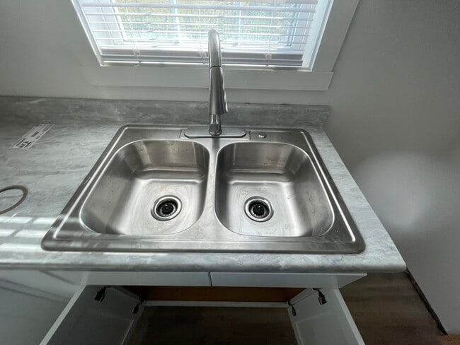 Foto del edificio - 221 Adamsville Ct