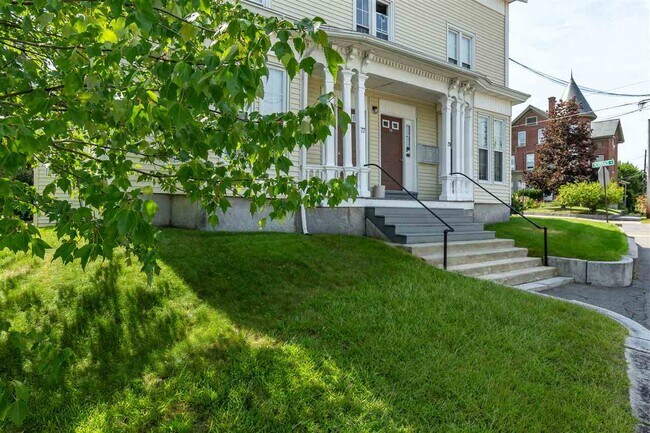 Vista de la entrada principal 1 - 77 -79 Centre St