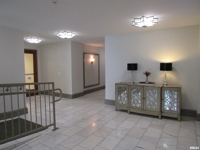 Foto del edificio - 212 N Brady St