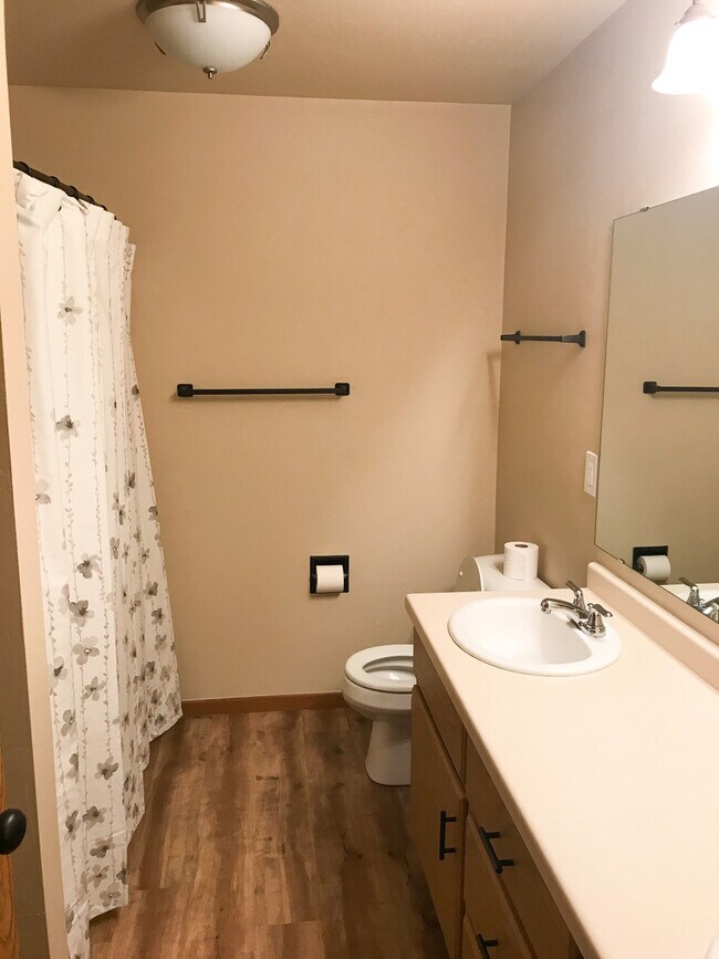 Building Photo - Large 4 Bedroom Duplex in East De Pere
