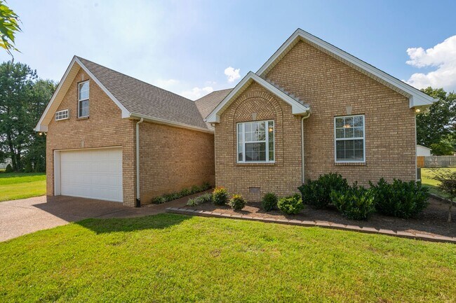 Building Photo - Lovely, Spacious 3 Bed- 2 Bath
