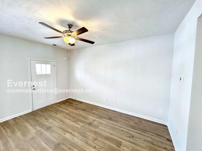 Foto del edificio - Sign a 13 Month Lease and receive 1 month ...