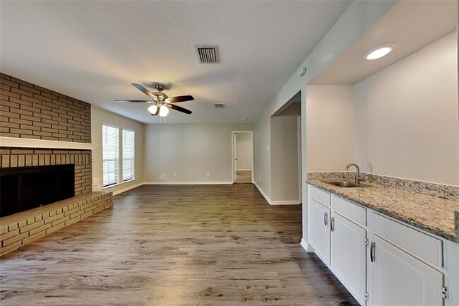 Building Photo - 2615 Silver Falls Dr