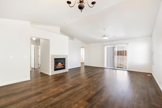 Foto del edificio - 8703 Silver Glen Dr
