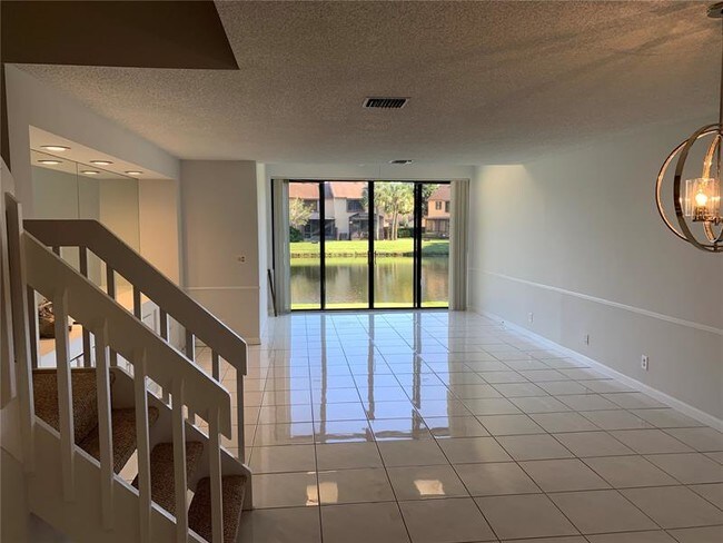Building Photo - 3961 Cocoplum Cir