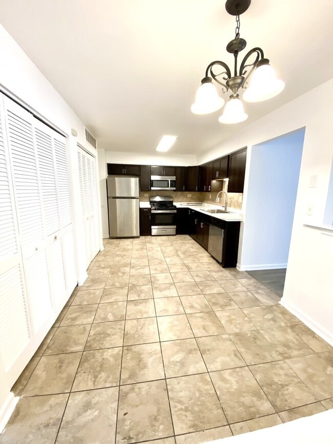 Building Photo - 629 W Streamwood Blvd