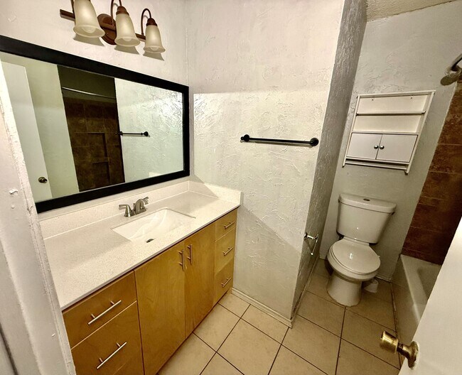 Foto del edificio - 933 NW Summercrest Blvd