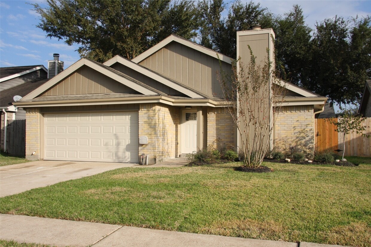 Foto principal - 2227 Highland Hills Dr