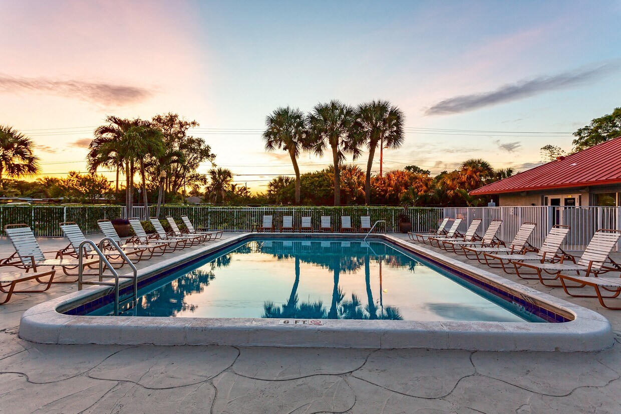 Costa Del Lago Apartments in Lake Worth, FL