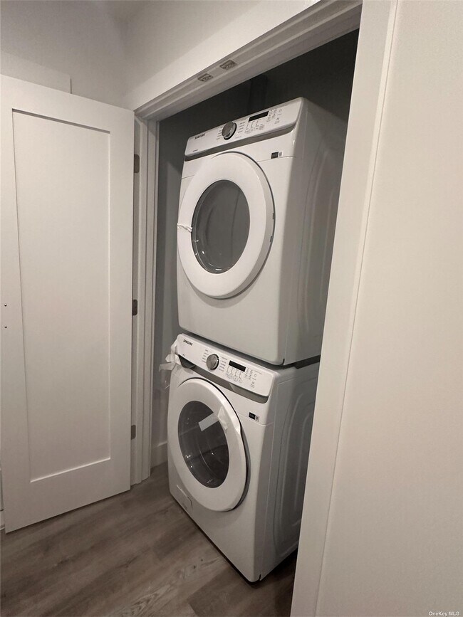 Building Photo - 1732 Great Neck Rd