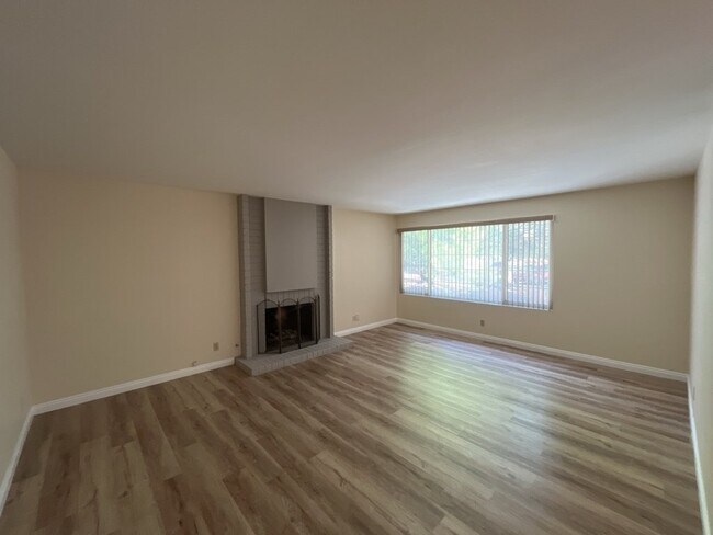 Building Photo - BEAUTIFULL REMODLED 3 BEDROOM 2 BATH UNIT ...