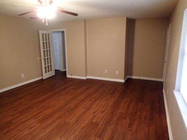 Building Photo - Beautiful 3 Bedroom 2 Bathroom Home