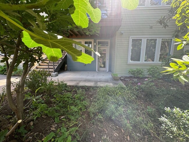 Building Photo - Beautiful 2 bed /1 bath condo in desirable Germantown - walking distance to coffee shops, restaur...