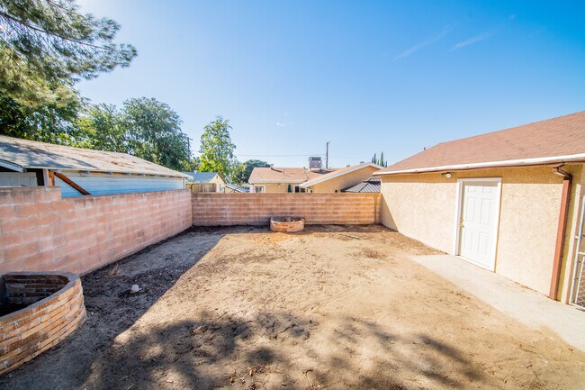 Building Photo - 10939 Scoville Ave
