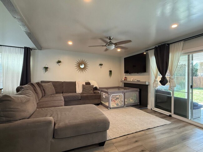 Building Photo - Move in Ready 3bed/3bath, beautiful backyard