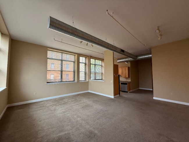 Building Photo - 11 Fremont St