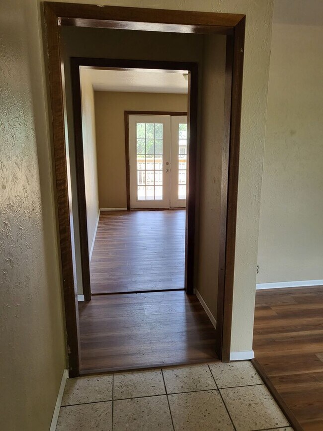 Building Photo - 4 Bedroom 1.5 bath House!  Great location!