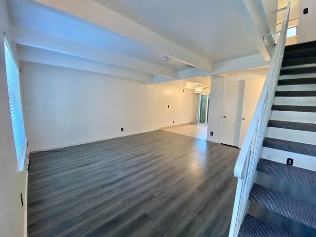 Building Photo - Bright and Cheery 2 Bedroom 1.5 Bath Condo