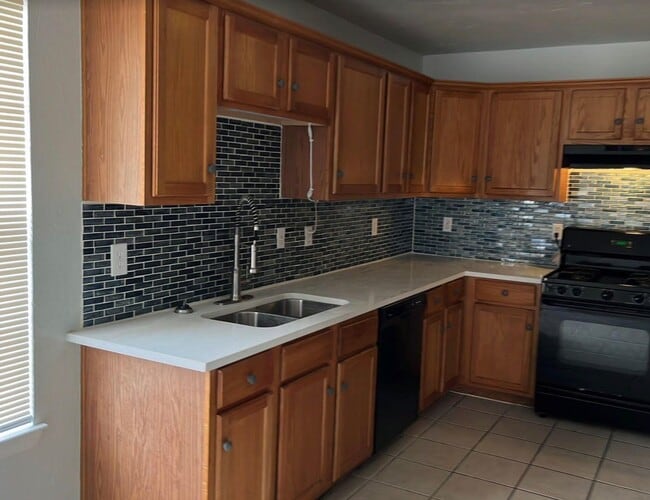 Building Photo - 3 bed, 1 bath home with appliances