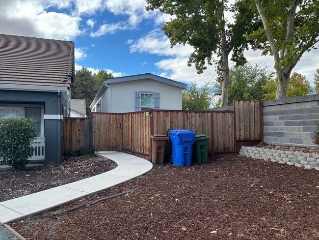 Building Photo - Terrific detached 2/2 Unit with full Priva...