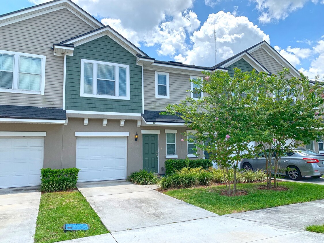 Primary Photo - Moultrie Village Townhome with two ensuite...