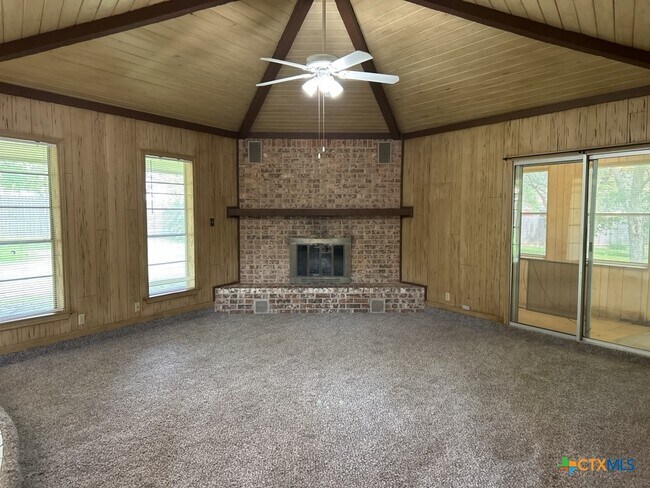 Foto del edificio - 700 Cedar Oaks Ln