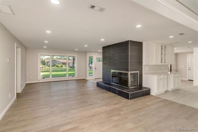 Building Photo - 2800 Acorn Rd
