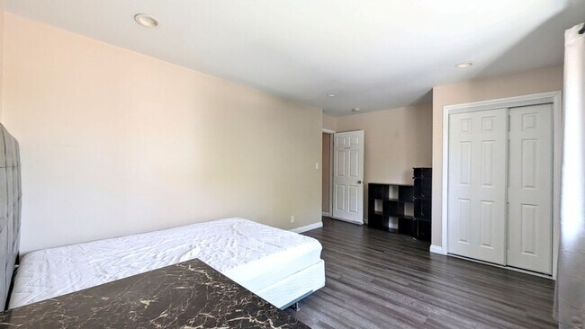 Foto del edificio - 1299 W 37th Dr